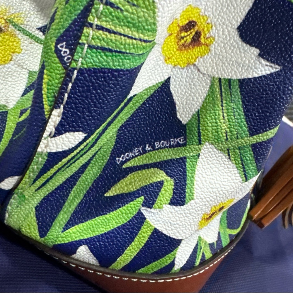 DOONEY and BOURKE Daffodil Drawstring Flower Floral Tassel Bucket Bag - Picture 9 of 10